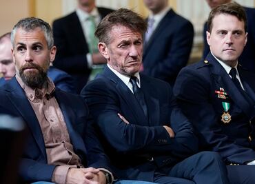 Roba cámara: Sean Penn se aparece en audiencia que investiga asalto al Capitolio