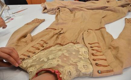 Restauran tocados y un vestido de los siglos XIX y XX