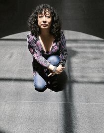 Ana Clavel vuelve a explorar el deseo con caperucitas y lobos