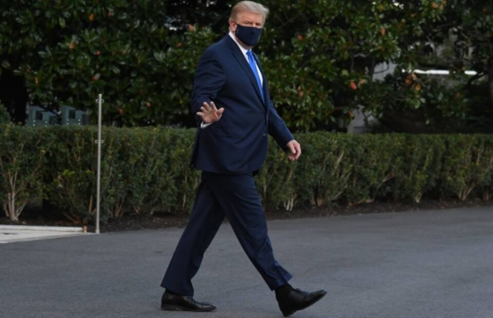 Caminando y con cubrebocas: así salió Trump de la Casa Blanca rumbo al hospital militar