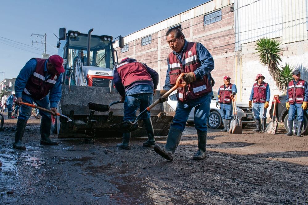 Trabajadores de Servicios Públicos de Tultitlán acudieron al lugar con carretillas, palas, camiones de basura para retirar el lodo. Foto: Abril Angulo / EL UNIVERSAL
