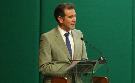 Pide Lorenzo Córdova defender la democracia