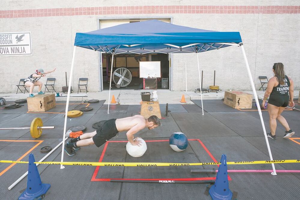 En Sterling, Virginia, ayer reabrieron gimnasios y la gente regresó a hacer ejercicio, con distanciamiento. JIM LO SCALZO. EFE