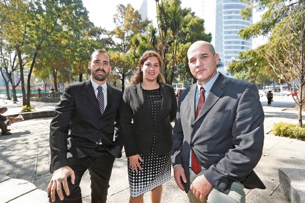 Riury Rodríguez, fundador de un blog de emprendedores; Adriana Sigüenza, CEO de Syncware, y Jorge Mandilego, director ejecutivo de Cuba Emprende (LUIS CORTÉS. EL UNIVERSAL)