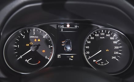 ¿Qué significan los colores de las alertas del tablero de tu auto?