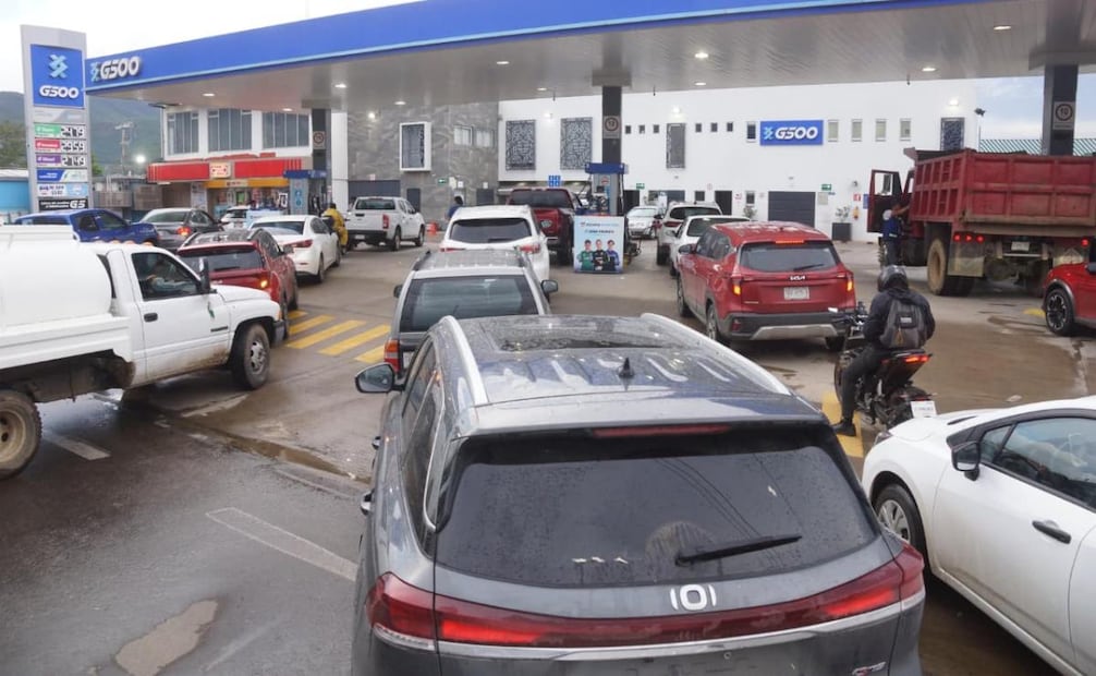Al difundir la información sobre el desabasto, algunos automovilistas abarrotaron las estaciones de servicio aún en funcionamiento. Eso provocó largas filas de vehículos.
Foto: Edwin Hernández/ EL UNIVERSAL