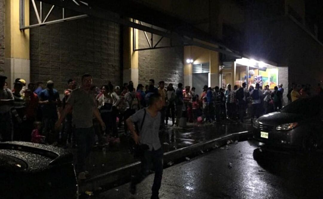 Migrantes hondureños en terminal de autobuses. Foto: Noticias 24/7