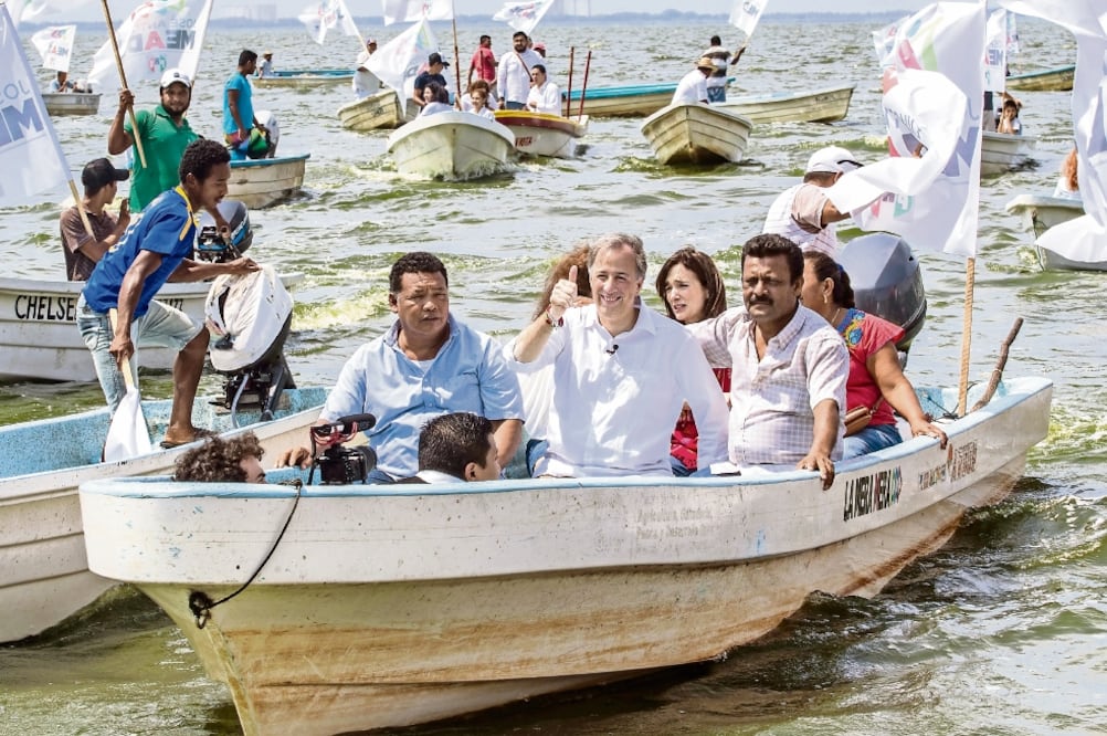 En Guerrero, José Antonio Meade hizo su arribo a un acto de campaña a bordo de una lancha de pescadores bautizada como La Mera Mera. (GERMÁN ESPINOSA. EL UNIVERSAL)