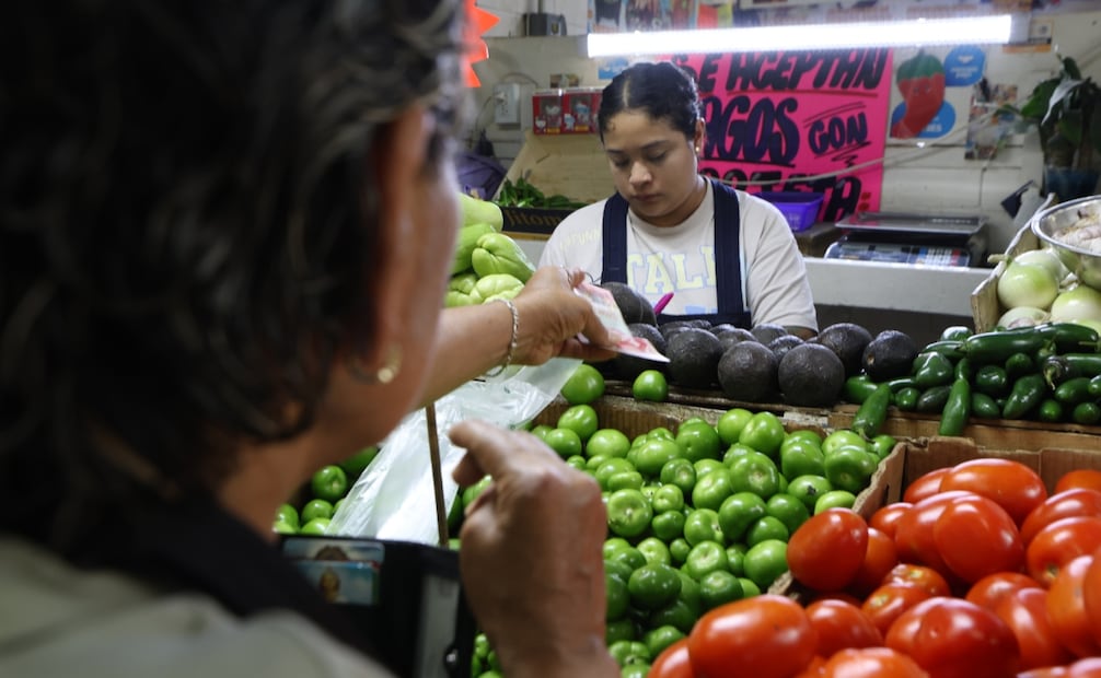Con el alza de precios, los compradores cada vez ven más apretado su bolsillo. Foto: Karen Vázquez/ EL UNIVERSAL