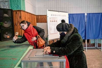 Vladimir Putin con el poder total; rusos acuden a “elección trámite”