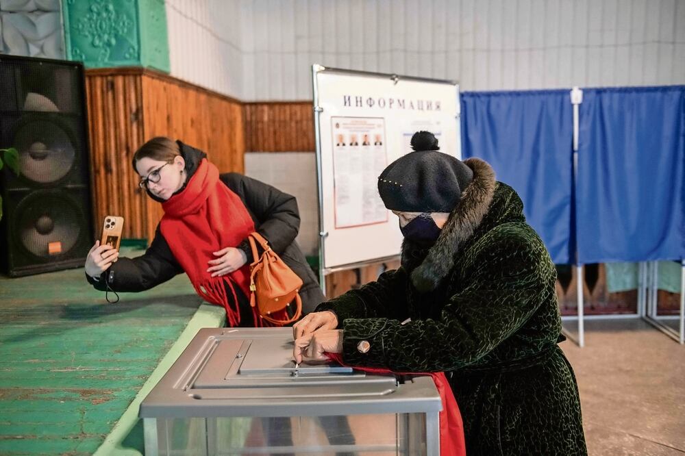Una mujer vota en las elecciones presidenciales rusas en un colegio electoral en Donetsk, zona
controlada por Rusia, en medio de la invasión a Ucrania. Foto: de AFP