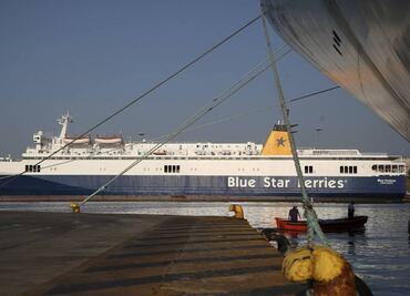 Por llegar tarde, tripulantes de un ferry avientan al mar a un pasajero y muere