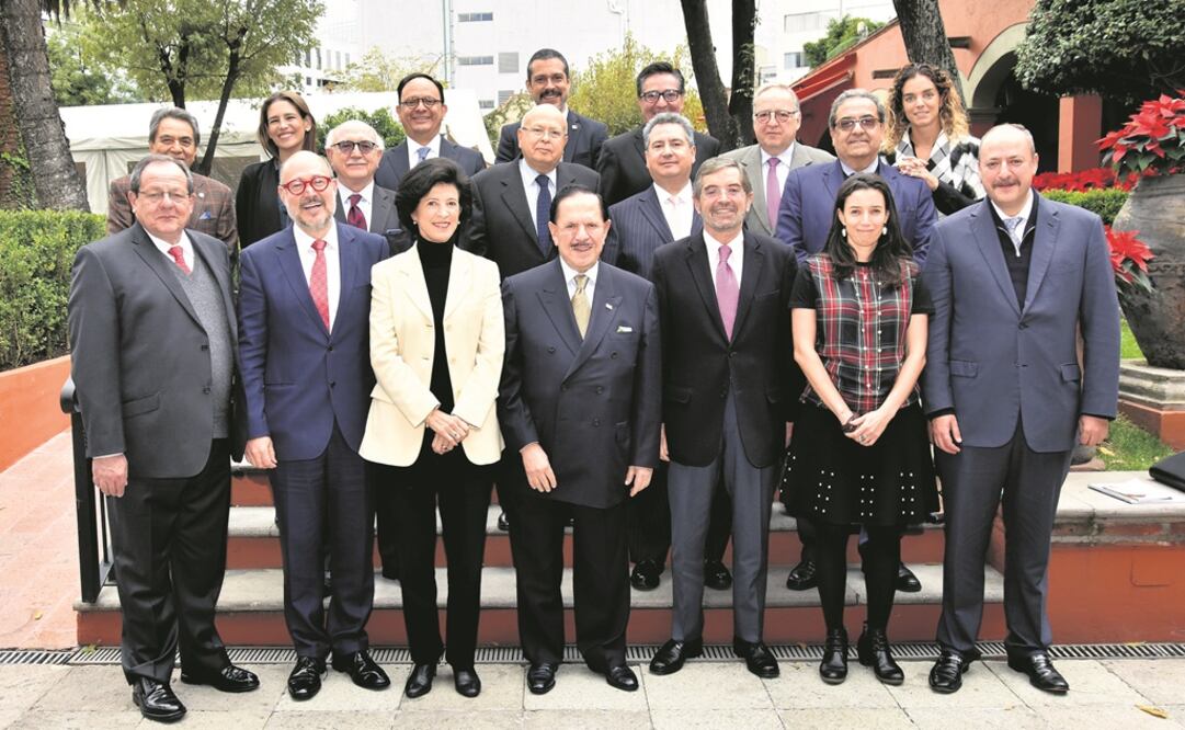 El Licenciado Juan Francisco Ealy Ortiz, Presidente Ejecutivo y del Consejo de Administración de EL UNIVERSAL (centro en 1a. fila), presidió la reunión. Foto: MANUEL NAVARRETE. EL UNIVERSAL