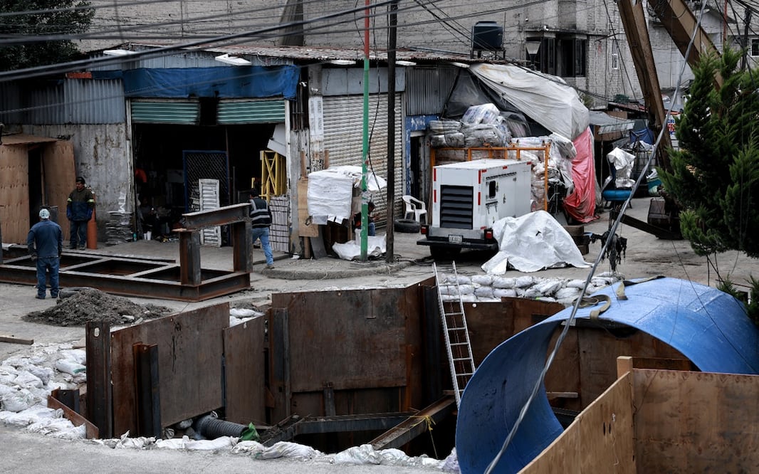 Trabajadores continúan con la reparación del socavón de 10 metros de diámetro y 9 de profundidad que se formó hace casi un mes en la colonia Renovación de la alcaldía Iztapalapa, Ciudad de México, el 6 de octubre de 2025. Foto: Fernanda Rojas/EL UNIVERSAL