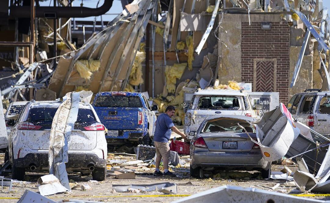 Un hombre mira a un auto dañado después de que un tornado pasara el día anterior el domingo 26 de mayo de 2024 en Valley View, Texas. Foto: AP