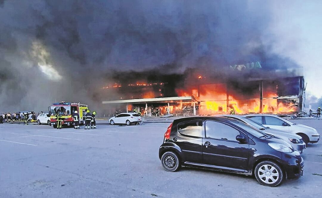 Los bomberos acudieron al centro comercial que ardía en llamas, envuelto en nubes densas. Foto: AP.