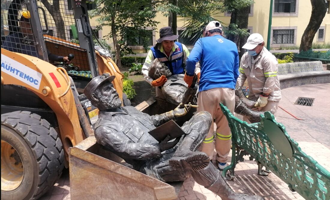 Trabajadores de la alcaldía Cuauhtémoc retiran el monumento "Encuentro", que representa a Fidel Castro y Ernesto “Che” Guevara en el Jardín Tabacalera, tras presuntas irregularidades en su instalación. Foto: especial
