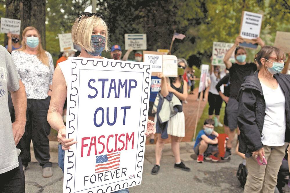 Manifestantes, frente a la casa del director de Correos de EU. Foto: LOGAN CYRUS. AFP