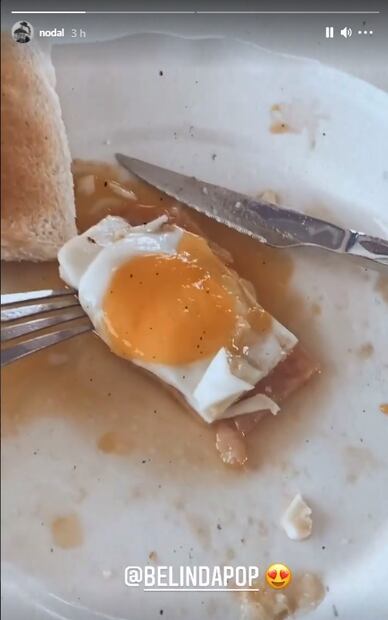 En pijama y chongo, Belinda le cocina huevos a Christian Nodal