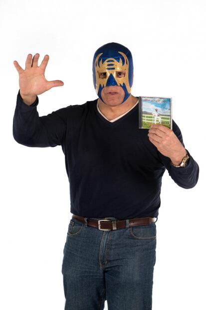 Máscara Año 2000 cambia las llaves por el micrófono