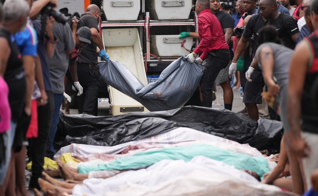 Los peritos forenses recogen los cuerpos de las personas asesinadas el día anterior durante una redada policial dirigida contra la banda Comando Vermelho en la favela Complexo da Penha en Río de Janeiro, Brasil, el miércoles 29 de octubre de 2025. Foto: AP