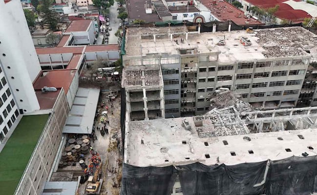 Colapsa edificio en demolición en San Antonio Abad; confirman un muerto, un herido y dos más atrapados