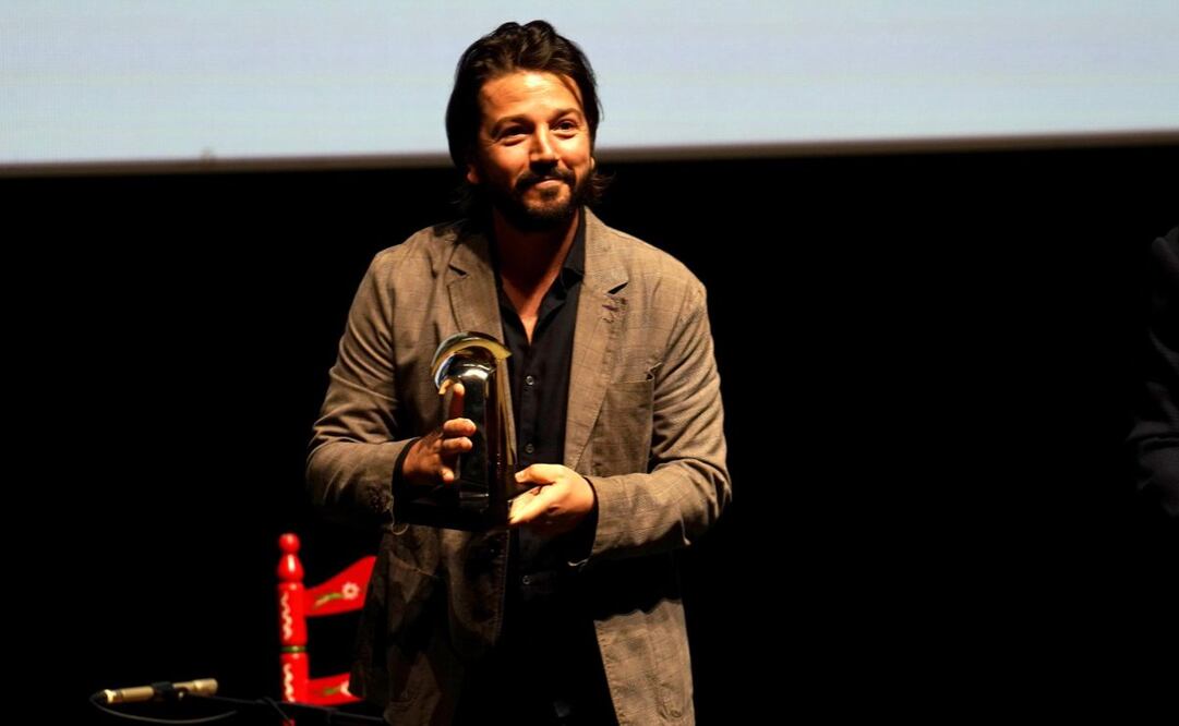 Diego Luna en la XVII Semana de Cine de Melilla (ciudad española del norte de África) que se ha celebrado en el Teatro Kursaal, donde recibió el premio internacional del festival. 
Foto: X @cadenasermel