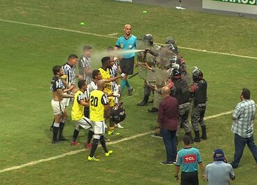 Policía ataca con gas pimienta a jugadores en Brasil