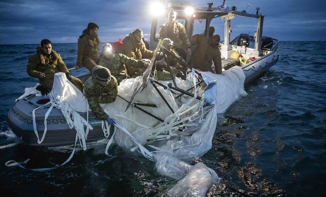 Marinos recuperan un globo de vigilancia a gran altitud frente a la costa de Myrtle Beach, Carolina del Sur, el 5 de febrero de 2023. Foto: AP