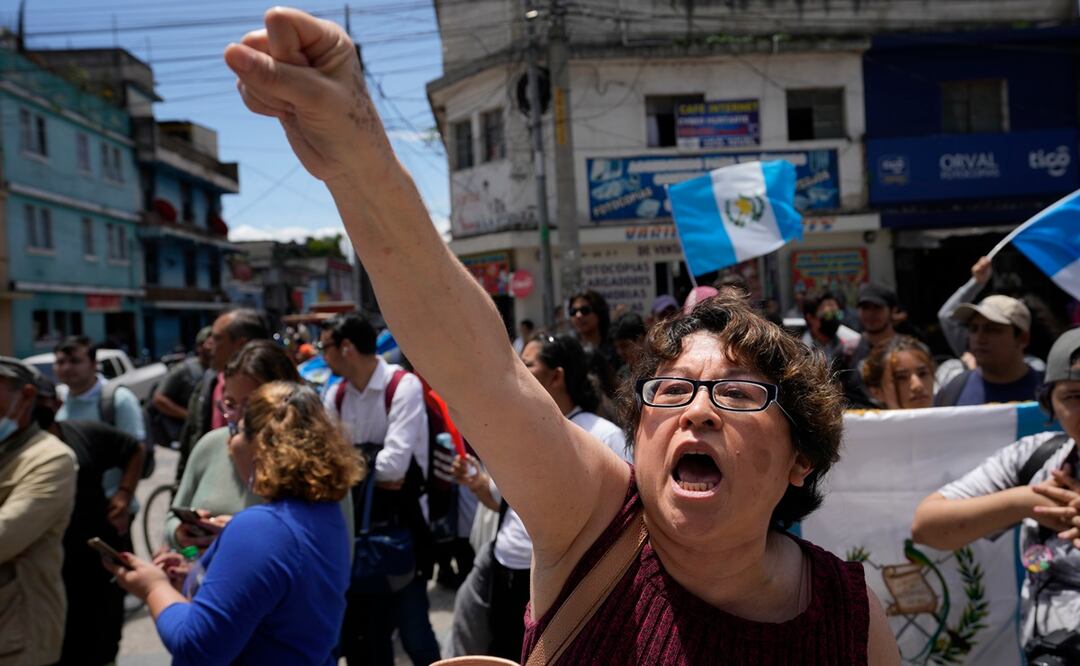 Los manifestantes se reúnen frente a la oficina del Fiscal General para protestar por su incursión en la autoridad electoral en Guatemala. Foto: AP