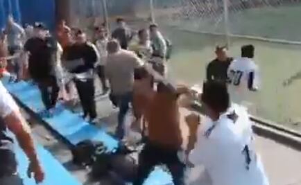 Adultos se lían a golpes en pelea campal durante partido de futbol infantil en deportivo de la Álamos