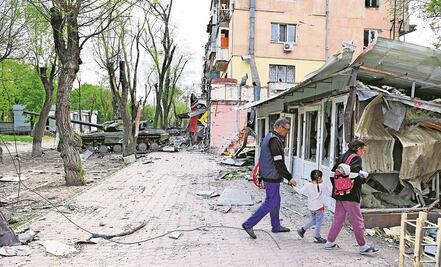 Desplazados ucranianos toman terapia artística