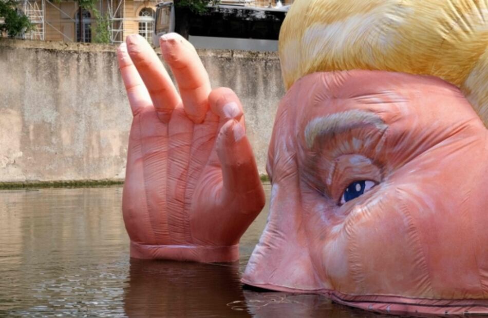 Hunden cabeza inflable de Trump en río de Francia por ignorar cambio climático
