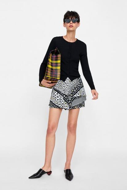 Danna Paola muestra sus piernas con mini short