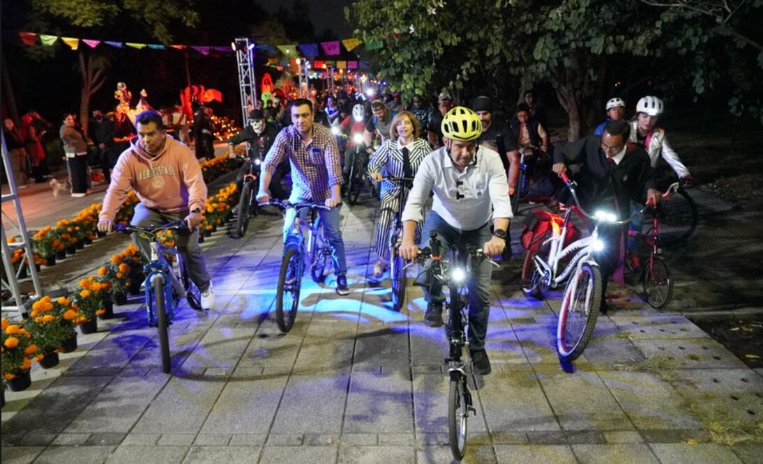 El alcalde de Miguel Hidalgo, Mauricio Tabe, recorrió durante la noche del 31 de octubre el primer paseo de ciclismo en el Bosque de Chapultepec y Panteón Dolores. Foto: especial