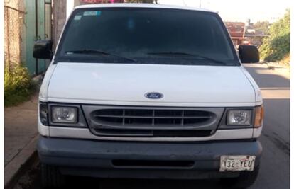 Hallan tres cuerpos dentro de camioneta abandonada en Los Reyes La Paz