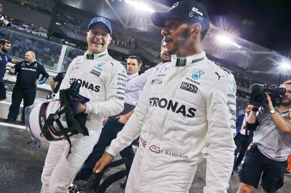 Bottas (izq.) busca superar a Sebstian Vettel (LUCA BRUNO. AP)