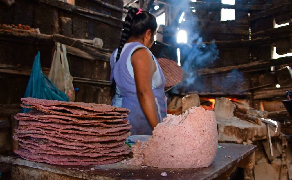 A raíz del aumento de los precios para pasar productos en la frontera con EU, Fabiola, productora de totopos, ha registrado una disminución en sus ventas en los últimos meses. Foto: Especial