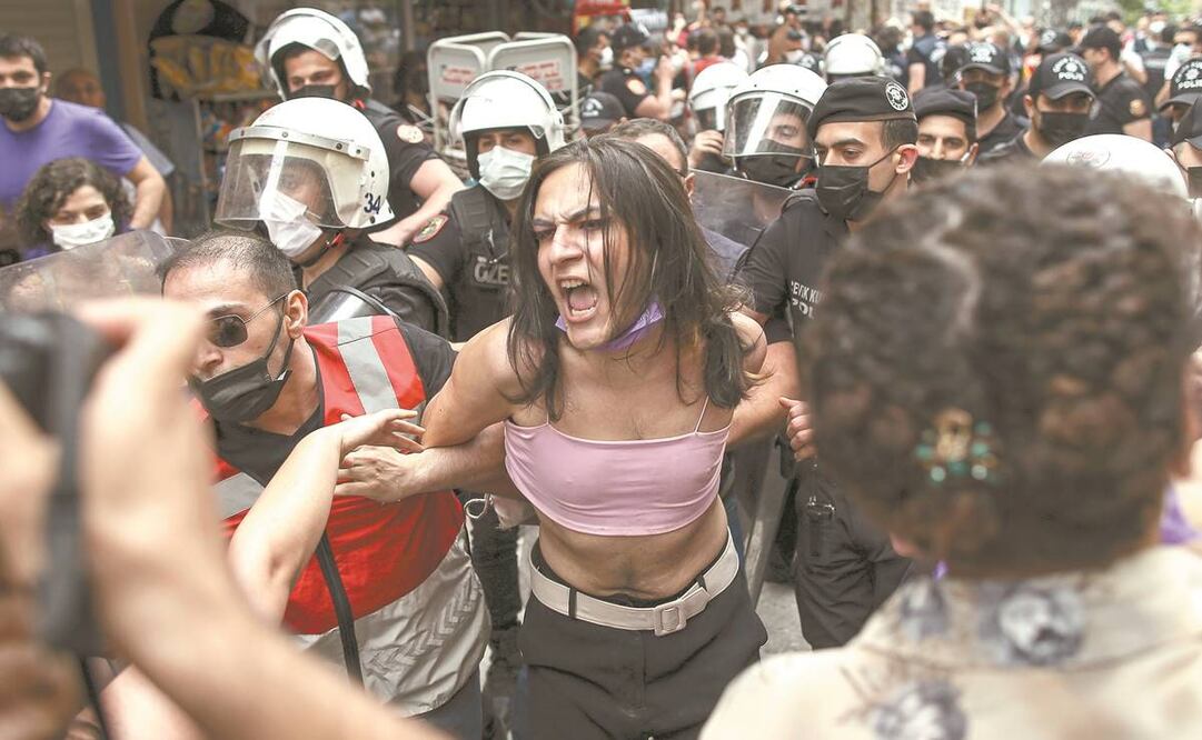 La policía en Estambul detuvo ayer a activistas LGBTTTI+. Foto: Emrah Gurel/ AP.