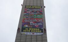 Greenpeace y más de 100 ong exigen priorizar temas en México previo al Mundial 2026; despliegan manta en la Estela de Luz