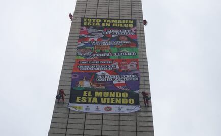 Greenpeace y más de 100 ong exigen priorizar temas en México previo al Mundial 2026; despliegan manta en la Estela de Luz