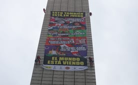 Greenpeace y más de 100 ong exigen priorizar temas en México previo al Mundial 2026; despliegan manta en la Estela de Luz