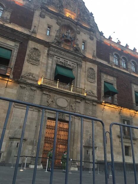 Colocan vallas metálicas en Palacio Nacional por Covid-19