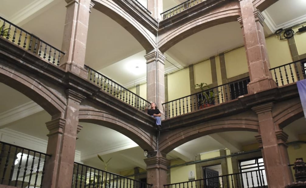 Integrante de colectivo por la discapacidad sube a la cornisa del Palacio de Gobierno de Morelos; rechaza alza al transporte.
Foto: Tony Rivera