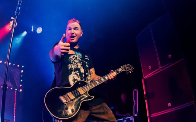 Muere Chad Gilbert, guitarrista de New Found Glory, a los 45 años; fans abarrotaron el hospital donde era atendido