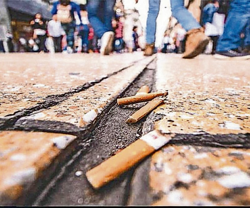 De acuerdo con la iniciativa de ley panista, una colilla de cigarro puede llegar a contaminar 50 litros de agua potable. Foto: ARCHIVO EL UNIVERSAL