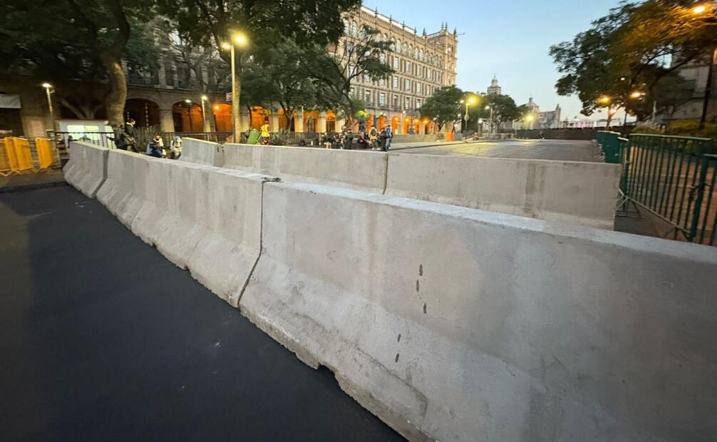Colocaron barricadas de concreto en los accesos principales al Zócalo capitalino (14/11/2025). Foto: Salvador Corona / EL UNIVERSAL