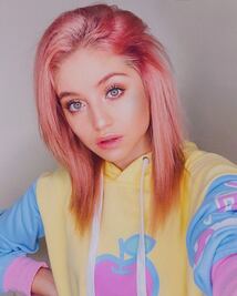 Karol Sevilla impacta con un look 2 en 1 que tú puedes replicar en casa