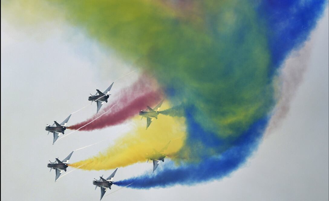 El equipo chino de acrobacias aéreas Bayi durante la 15 Exposición Internacional de Aviación y Aeroespacial de China en la provincia de Guangdong, China. Foto: AP