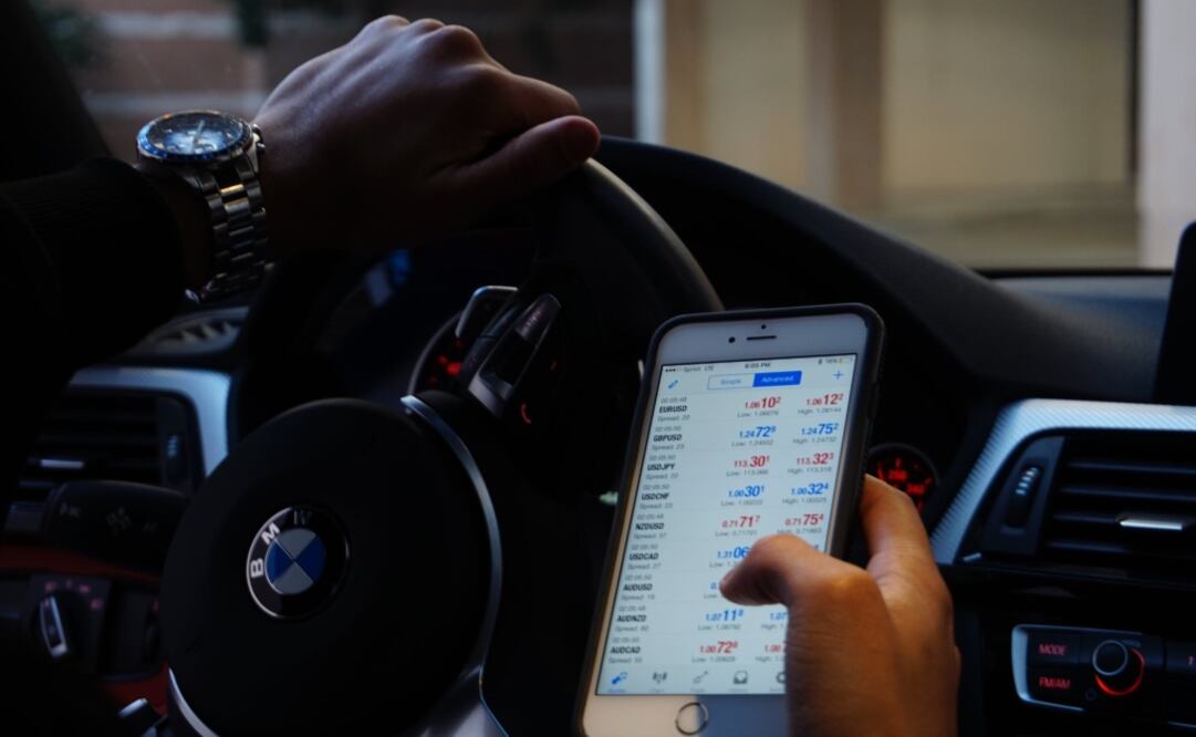 Las distracciones hacen que pierdas el control al conducir. Evítalo./PEXELS